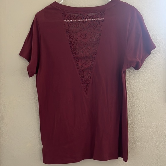 Express shirt with deep v-neck lace cutout - Picture 3 of 4